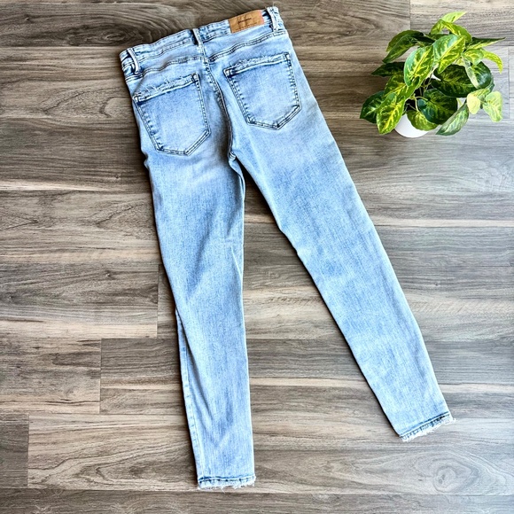 STRADIVARIUS Regular High Waist Jeans Distressed Acid Wash 5-pocket Size USA 6 - Picture 11 of 12